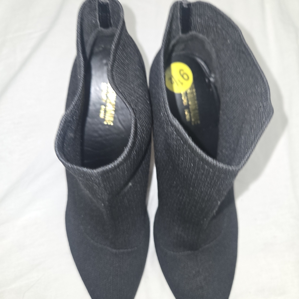 Black Ankle Boots with Sleek Design - Picture 3 of 4